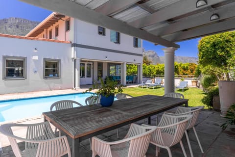 Property building, Patio, Day, Garden, Dining area, Garden view, Pool view, Swimming pool, Swimming pool, sunbed