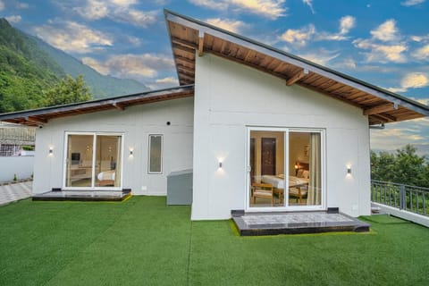 Property building, Day, Natural landscape, Garden, Garden view, Mountain view