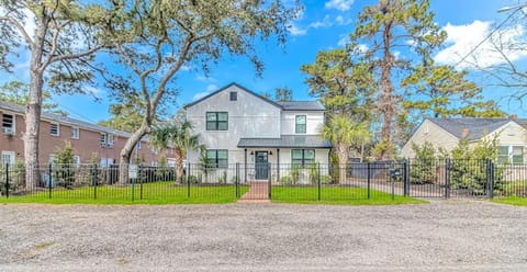 Property building, Neighbourhood, Natural landscape, Garden, Garden view