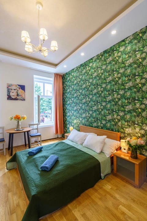 Bed, TV and multimedia, Living room, Photo of the whole room, Seating area, Bedroom, towels
