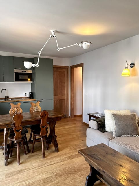 Kitchen or kitchenette, Living room, Seating area, Dining area