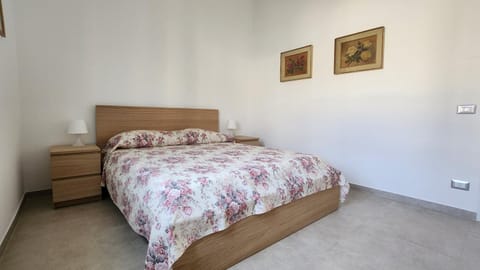 Bed, Bedroom, Communal kitchen