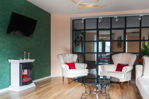 Communal lounge/ TV room, TV and multimedia, Living room, Seating area, Evening entertainment