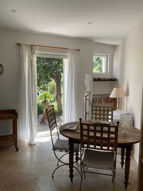 Studio lumineux Apartment in Villeneuve-lès-Avignon