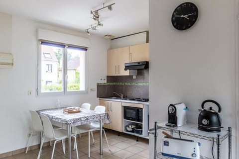 Coffee/tea facilities, microwave, stove, toaster, kitchen