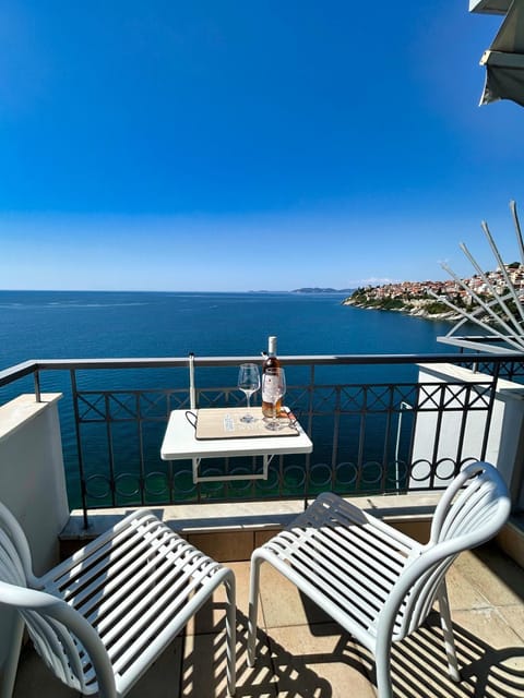 View (from property/room), Balcony/Terrace, City view, Landmark view, Sea view