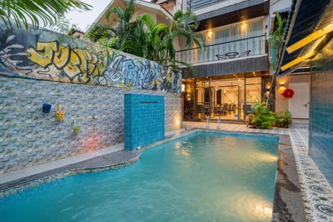 Property building, Patio, Day, Pool view, Swimming pool, sunbed