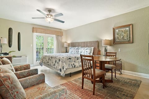 Bed, Photo of the whole room, Seating area