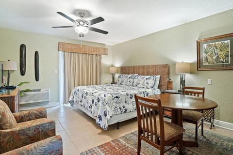 Bed, Photo of the whole room, Seating area