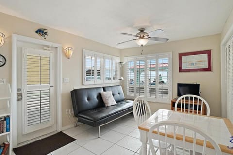 Sea Rocket 6 Beachfront Beauty in North Apartment in North Redington Beach