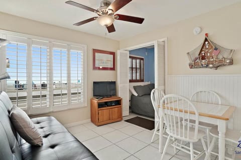 Sea Rocket 6 Beachfront Beauty in North Apartment in North Redington Beach