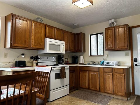 The Cabin-walk to the beach Cabin in Shenandoah Valley