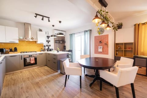 Coffee/tea facilities, Kitchen or kitchenette, Living room, Seating area, Dining area, oven, stove, toaster