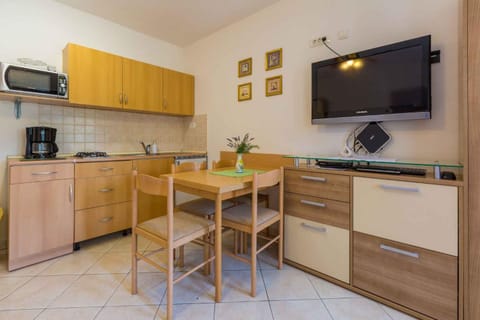 TV and multimedia, Coffee/tea facilities, Kitchen or kitchenette, Living room, Dining area, microwave