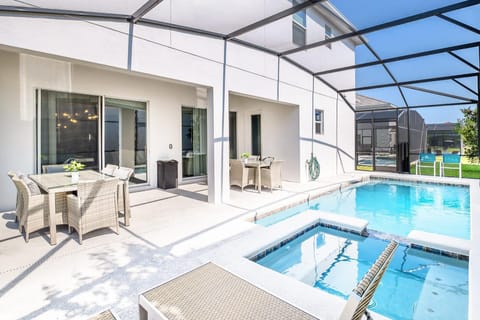 Patio, Swimming pool, sunbed