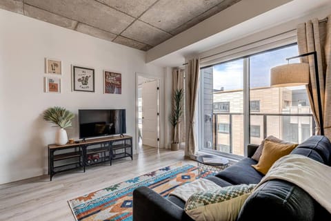 TV and multimedia, Living room, Evening entertainment