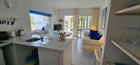 TV and multimedia, Kitchen or kitchenette, Dining area, dishwasher, stove