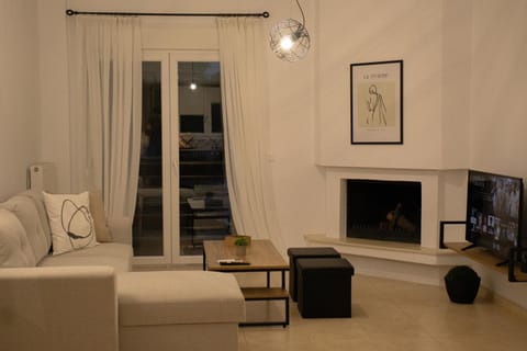 Communal lounge/ TV room, TV and multimedia, Living room, Seating area, Evening entertainment