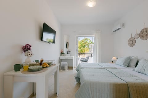 Bed, TV and multimedia, Photo of the whole room, Seating area, Dining area, Bedroom