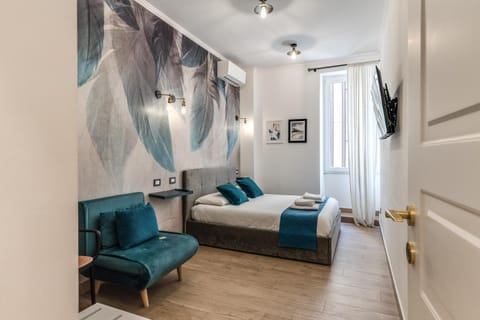 Bed, TV and multimedia, Photo of the whole room, Bedroom