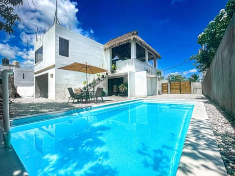 Property building, Patio, Day, Pool view, Swimming pool, sunbed