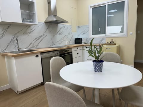 Kitchen or kitchenette, Dining area, pet friendly, stove