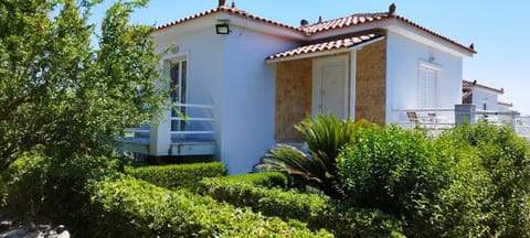 Property building, Facade/entrance, Day, Garden, Garden view