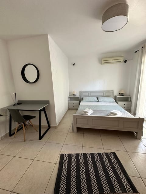 Bed, Photo of the whole room, Bedroom, air conditioner