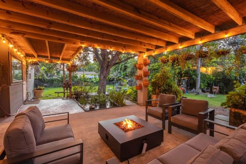 New Villa Jungle Paradise Heated Pool BBQ Soccer Villa in Golden Glades