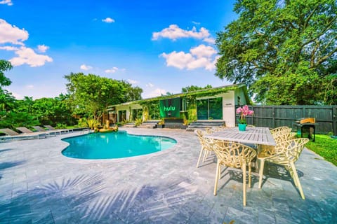 New Villa Jungle Paradise Heated Pool BBQ Soccer Villa in Golden Glades