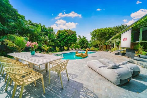 New Villa Jungle Paradise Heated Pool BBQ Soccer Villa in Golden Glades