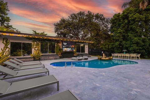 New Villa Jungle Paradise Heated Pool BBQ Soccer Villa in Golden Glades