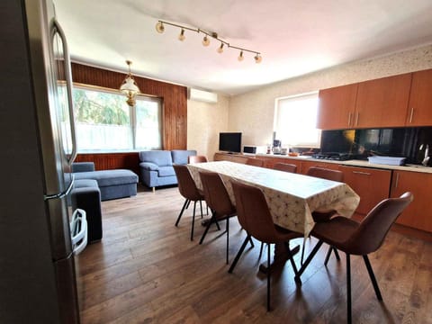 Summer, TV and multimedia, Dining area, air conditioner
