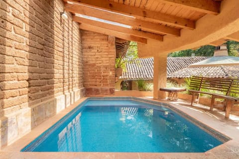 Casa Avándaro con alberca, Río, Bosque y Cocinera! House in Valle de Bravo