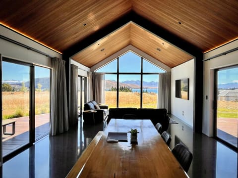Patio, TV and multimedia, Living room, Seating area, Dining area, Lake view, Mountain view, Location