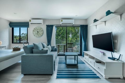 Communal lounge/ TV room, Bed, TV and multimedia, Living room, Photo of the whole room, Seating area, Bedroom, air conditioner