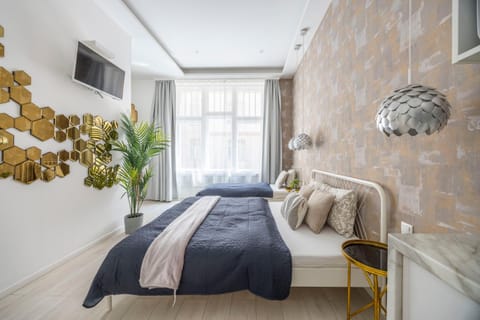 Bed, TV and multimedia, Living room, Photo of the whole room, Seating area, Bedroom, towels