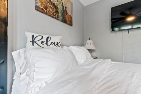 Bed, TV and multimedia, Photo of the whole room, Bedroom, Text overlay