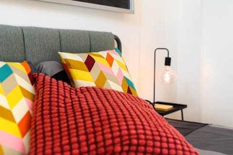Bed, Living room, Photo of the whole room, Decorative detail, Bedroom