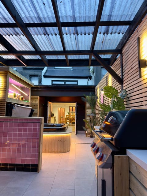 BBQ facilities, Hot Tub, Seating area