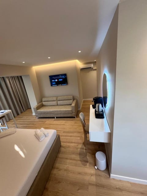Bed, TV and multimedia, Living room, Photo of the whole room, Seating area, Bedroom
