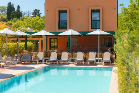 Property building, Area and facilities, Swimming pool, sunbed