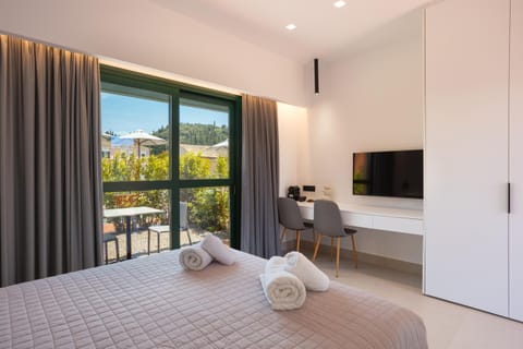 Garden, TV and multimedia, Bedroom, Garden view, wardrobe