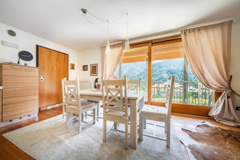 Natural landscape, View (from property/room), Balcony/Terrace, Living room, Seating area, Dining area, Mountain view