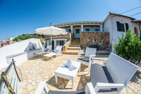 Property building, Patio, Balcony/Terrace