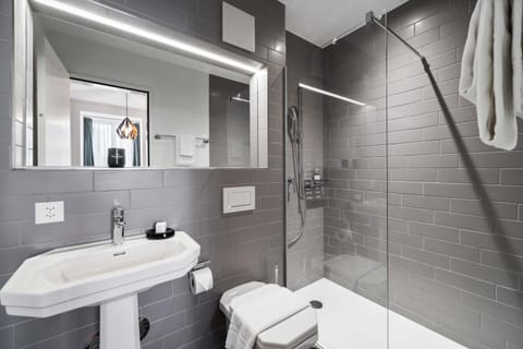 Shower, Toilet, Bathroom, towels