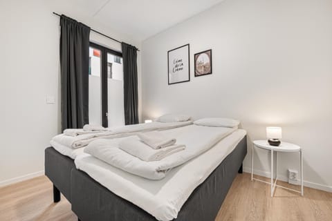Bed, Photo of the whole room, towels