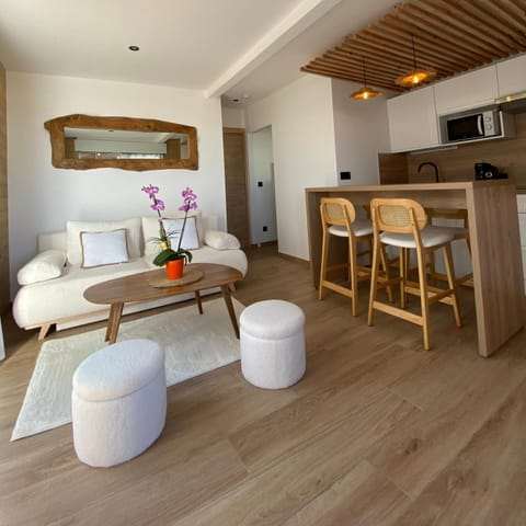 Kitchen or kitchenette, Living room, Seating area, Dining area, pet friendly