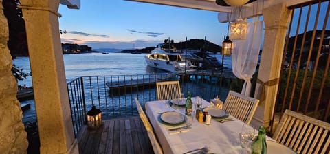 Restaurant/places to eat, Food and drinks, Sea view