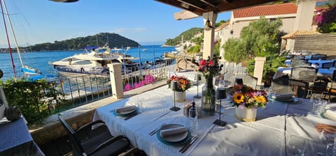 Restaurant/places to eat, Day, View (from property/room), Food and drinks, Food, Sea view